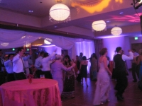 wedding-guests-dancing-to-deja-blu-the-viceroy-hotel
